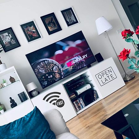 E1 Luxury Oldtown Apt - 2X Parking, Foodstore, Pcscreen, Netflix, Unlimited Music, Crib, Babychair, Fastwifi, Aircon Košice Exterior foto