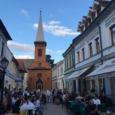 E1 Luxury Oldtown Apt - 2X Parking, Foodstore, Pcscreen, Netflix, Unlimited Music, Crib, Babychair, Fastwifi, Aircon Košice Exterior foto
