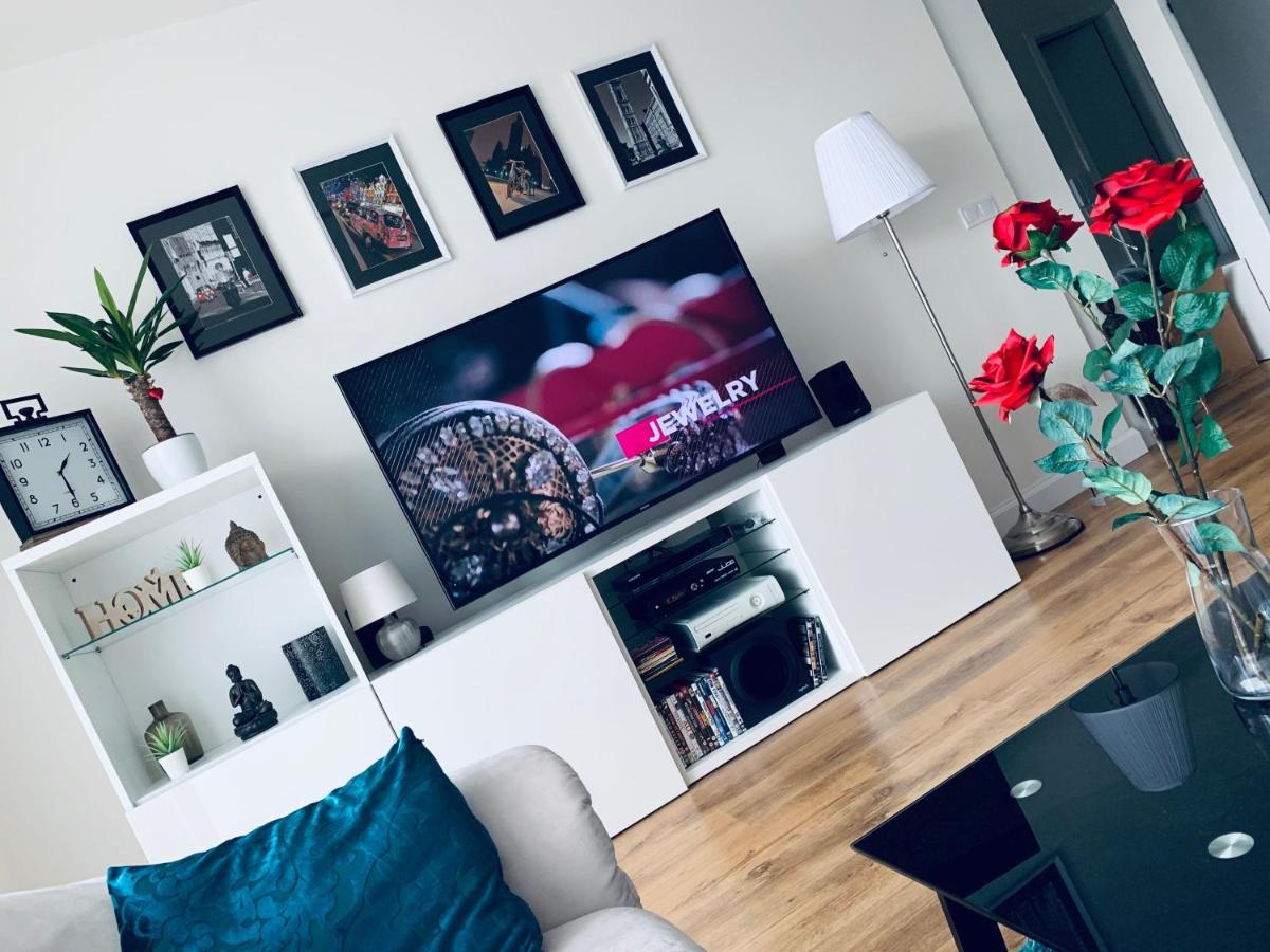 E1 Luxury Oldtown Apt - 2X Parking, Foodstore, Pcscreen, Netflix, Unlimited Music, Crib, Babychair, Fastwifi, Aircon Košice Exterior foto