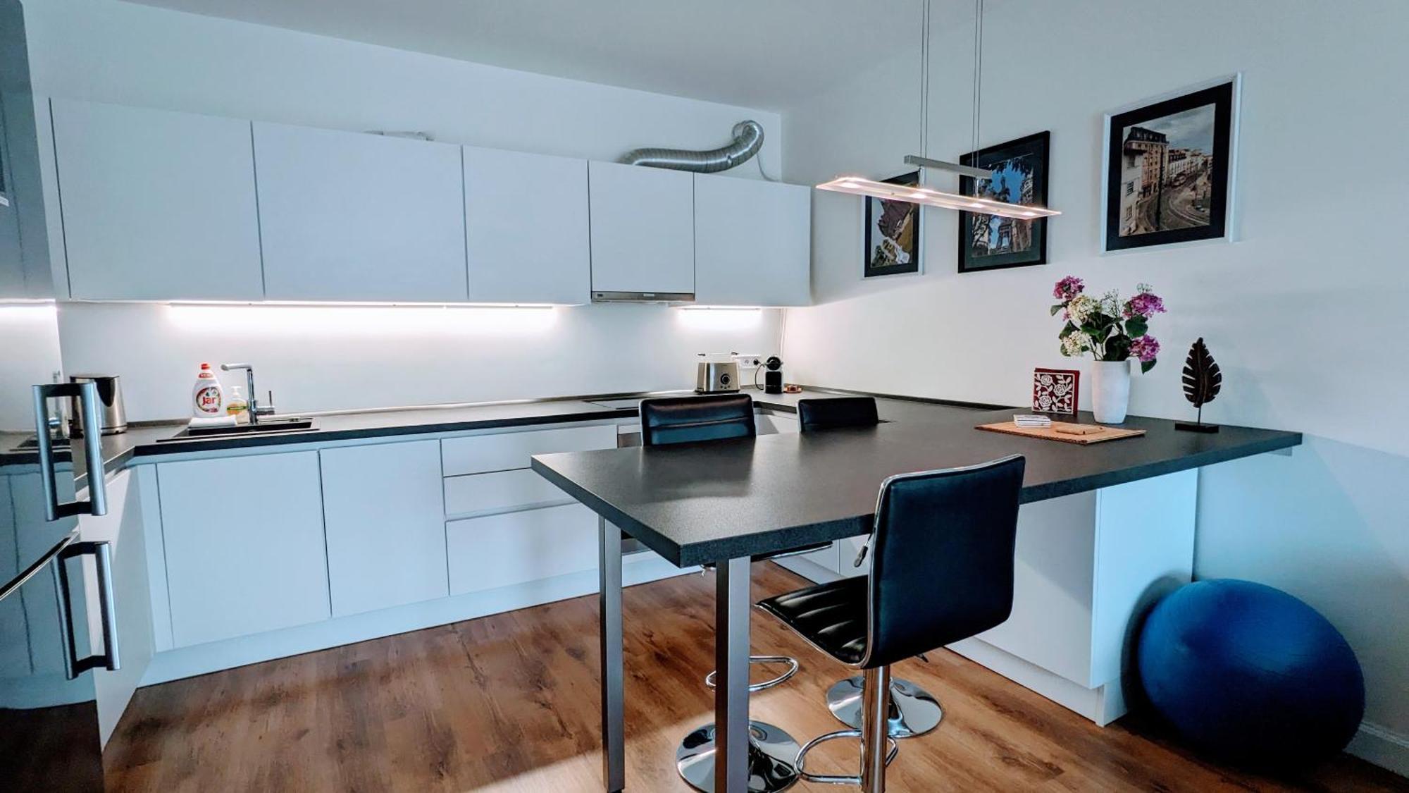 E1 Luxury Oldtown Apt - 2X Parking, Foodstore, Pcscreen, Netflix, Unlimited Music, Crib, Babychair, Fastwifi, Aircon Košice Exterior foto
